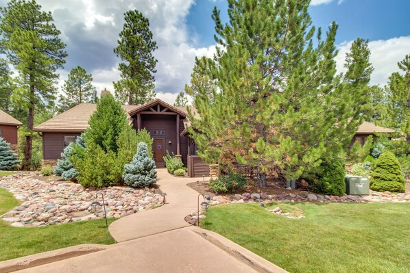Show Low Vacation Rental | 3BR | 3BA | 2,000 Sq Ft | Steps-Free Access