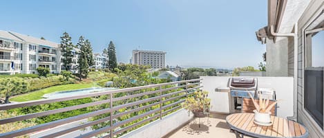 Now available any time of the year as an affordable and convenient 30+ night vacation accommodation. Furnished to host guests wishing to enjoy the best of Newport Beach's coastal activities.