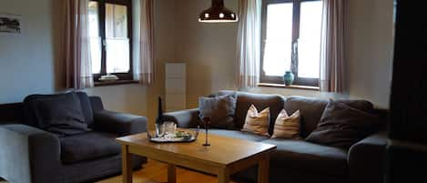 Ferienwohnung 100 qm, f. 2-5 Pers., 2 sep. Schlafzimmer, Südbalkon, ruhige Lage-Wohnzimmer