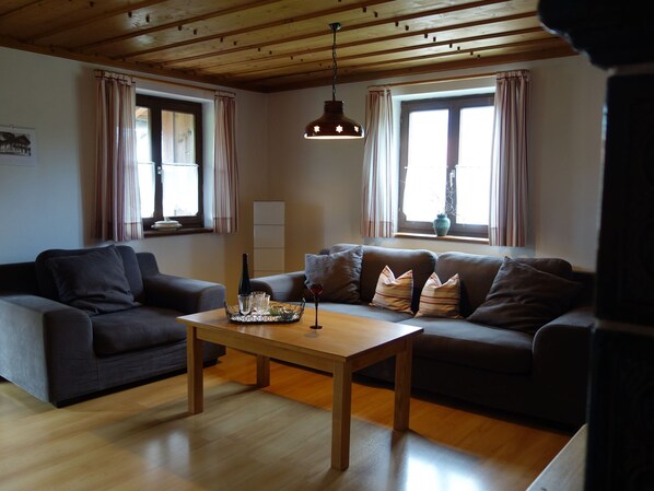 Ferienwohnung 100 qm, f. 2-5 Pers., 2 sep. Schlafzimmer, Südbalkon, ruhige Lage-Wohnzimmer