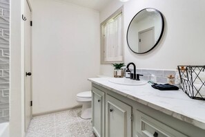 Primary bathroom is attached to the bedroom with full shower/tub