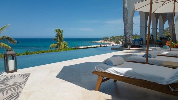 Casa Celeste - Oceanside pool and lounge area