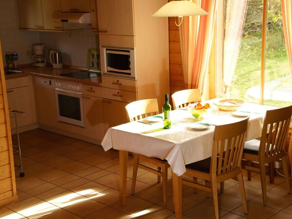 Eigentum, Countertop, Cabinetry, Tabelle, Holz, Herd, Vorhang, Küchengerät, Geschirr, Stuhl