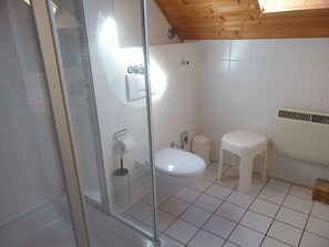 Bygning, Sanitærarmatur, Hus, Badeværelse, Indretning, Brusehoved, Bruser, Etage, Gulvbelægning