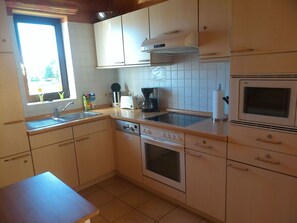 Cabinetry, Køkkenvask, Countertop, Ejendom, Køkken Apparat, Håndvask, Komfur, Husholdningsapparat, Køkken, Tap