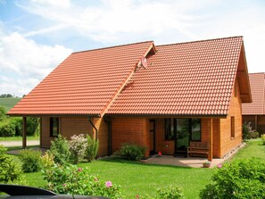 Pflanze, Himmel, Gebäude, Wolke, Eigentum, Holz, Haus, Schatten, Grundstueck, Fenster