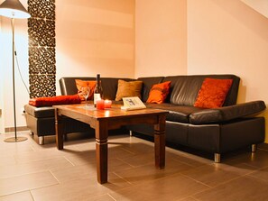 Tabelle, Möbel, Couch, Eigentum, Komfort, Gebäude, Holz, Studio Couch, Wohnzimmer, Orange