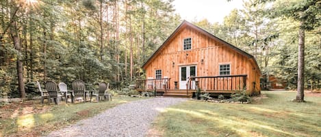 The Tree House Lodge is the perfect mix of nature and modern amenities. Located on a former girls' summer camp it has exactly what you need to unwind and reax while only being 10 miles from the action of Saratoga.