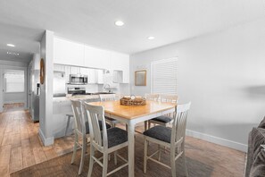 03-Townhomes-at-Crystal-Beach-Dining