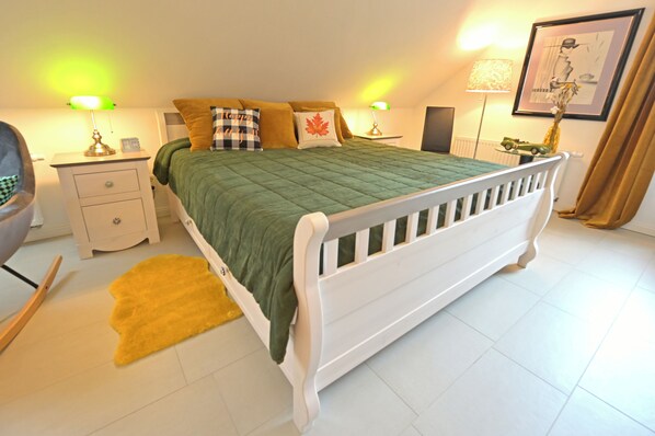 Großes Doppelbett  B 1,80 x 2,00