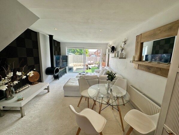 hutchlifestyleapartments.com