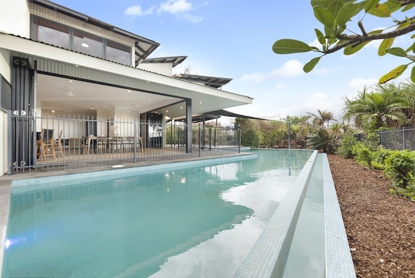 A gorgeous, oversized infinity pool allows guests to cool off in the Darwin heat.
