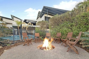  Soak up Darwin’s balmy weather around the outdoor fire pit or whip up a feast on the BBQ.
