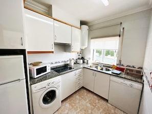 fully fitted kitchen