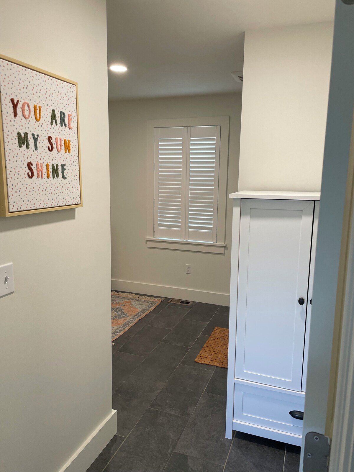 Crisp and Clean Lakefront Home sleeps 8 in 4 Bedrooms