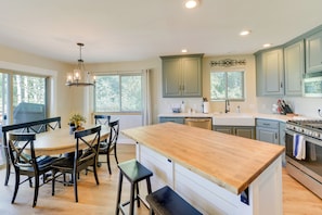 Kitchen & Dining Area | Keyless Entry