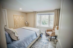 Queen bedroom overlooking the pool