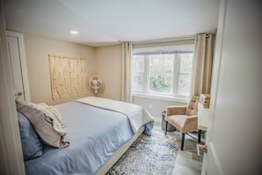 Queen bedroom overlooking the pool