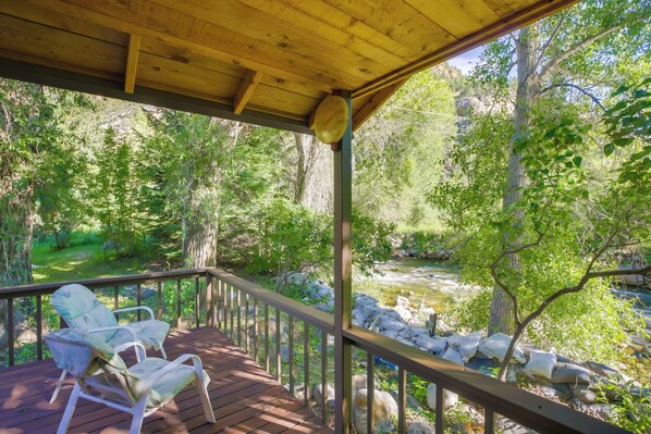 Ten Sleep Vacation Rental | 2BR | 2BA | 1,400 Sq Ft | Steps Required to Enter