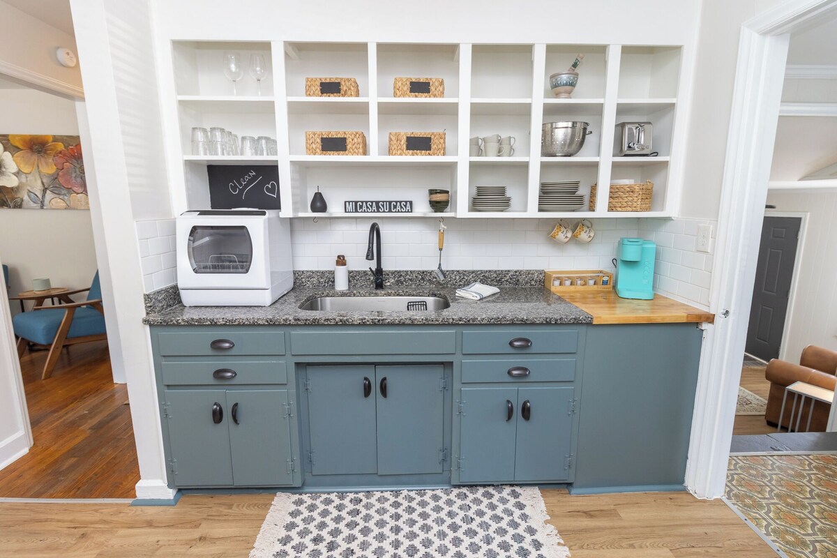 2 bed/1 ba-across f/Coliseum/GAC