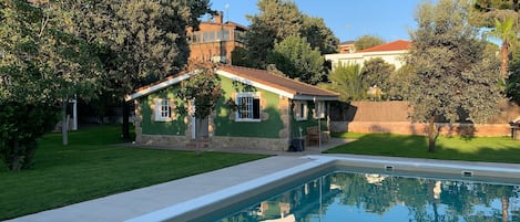 La Casita Verde, piscina y jardín