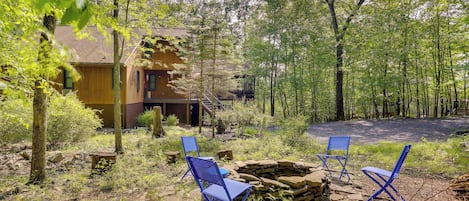 Bushkill Vacation Rental | 3BR | 2BA | 2,000 Sq Ft | Stairs Required