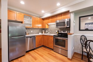 Full kitchen: Stainless steel appliances