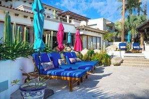 Casa Carreta - Poolside lounge area