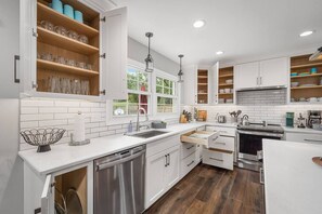 This kitchen has it all!  Let's get to cooking!