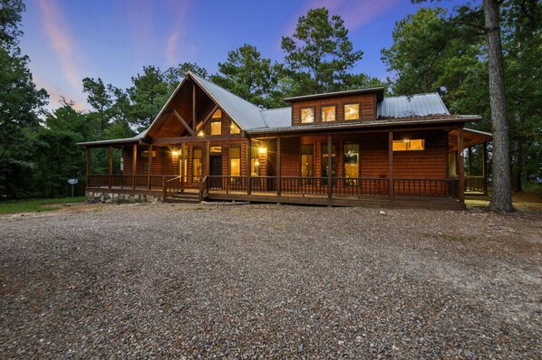 Tucker'd Out Lodge, our delightful cabin, presents contemporary features, an expansive design, and everything necessary for an unforgettable experience.