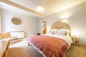 Water Mill House, Burnham Overy Staithe: Master bedroom with king-size bed