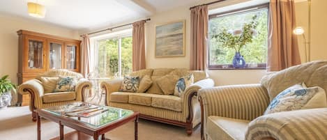 Beach Retreat: Comfortable sitting room