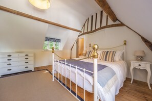 Owl Cottage, Stiffkey: Master bedroom with 5' king-size bed