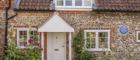 Owl Cottage: A delightful brick and flint cottage for two