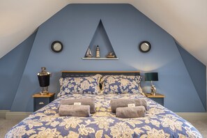 St Edmunds View, Hunstanton: Master bedroom with super-king size bed and en-suite