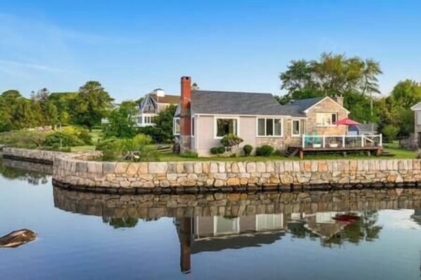 10 minute walk or boat ride to Charlestown Beach! 2 min drive