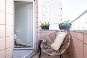 Our flat has a spacious balcony, where you can take in the wonderful portuguese weather #sunny #amazing