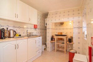 The fully equipped kitchen has anything you'll need for your homecooked meals #homecookign #portugal #pt #lisbon
