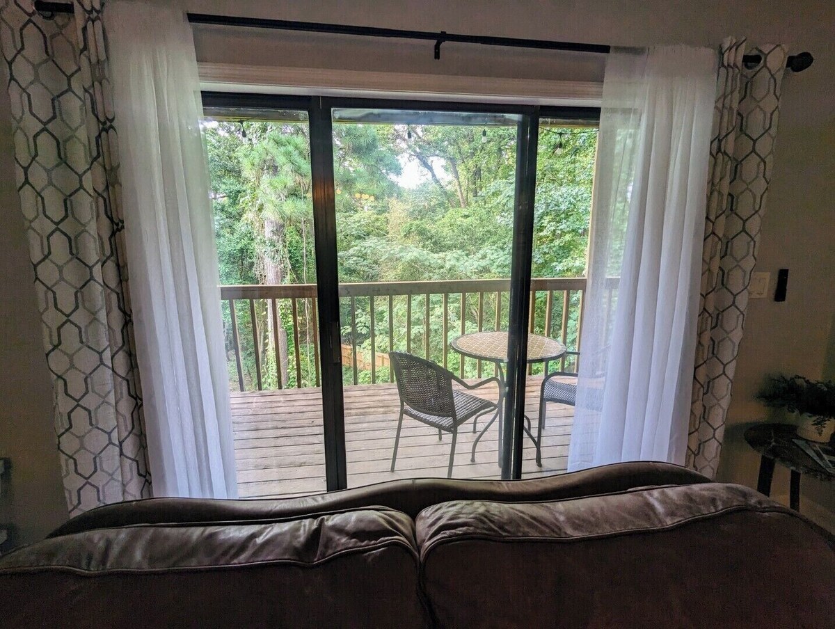 Cozy, remodeled condo on the Saluda River near downtown Columbia and the Zoo