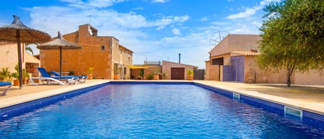 Villa with detached house, air conditioning, wifi, garden, private swimming pool