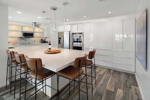 This stunning modern kitchen boasts sleek and stylish finishes that will make cooking and entertaining an absolute pleasure.