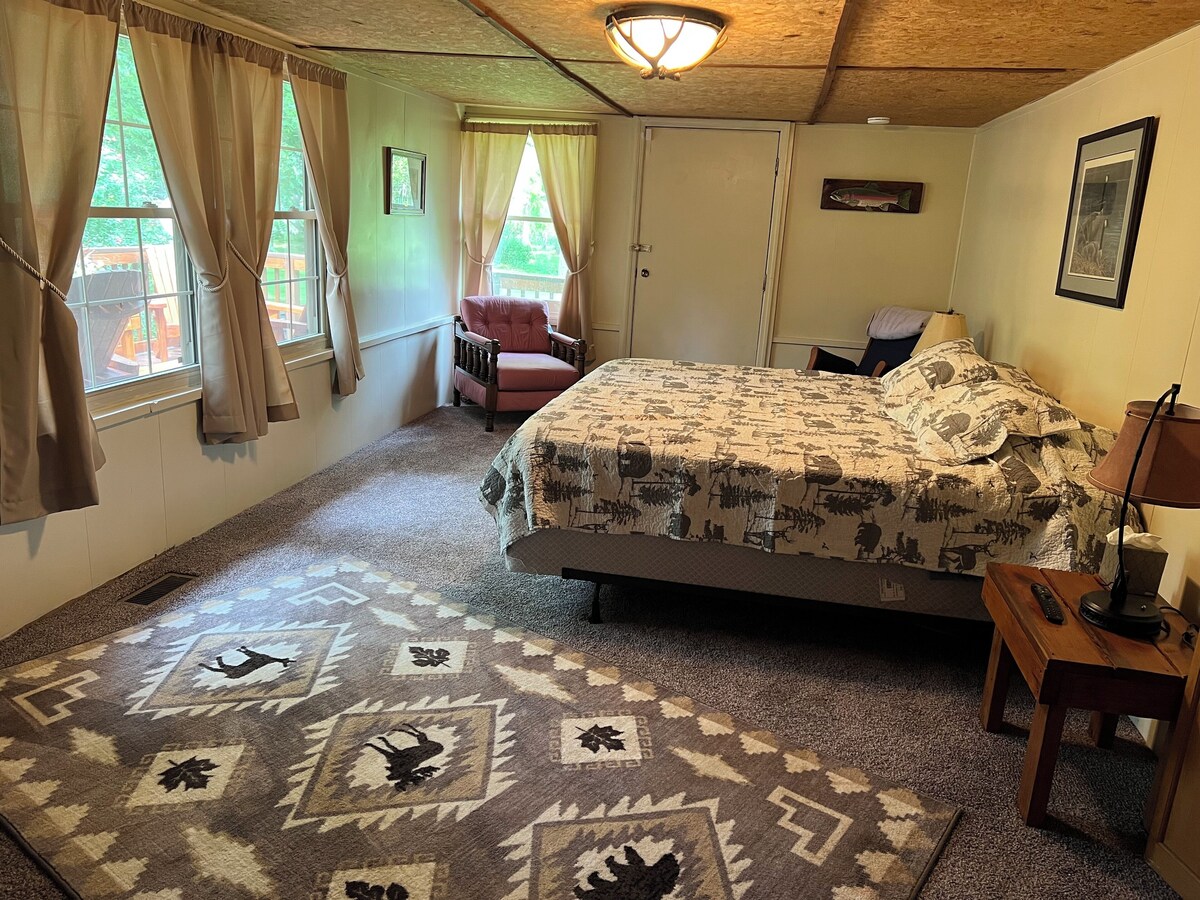 Come enjoy our peaceful and relaxing river house located on the Jackson River.
