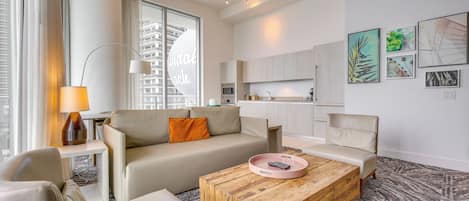 Hollywood Vacation Rental | 1BR | 1BA | Step-Free Access | 701 Sq Ft