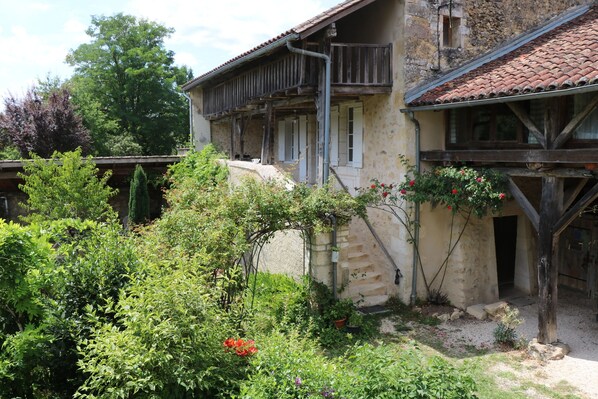 Entrée de la maison ancienne en pierre