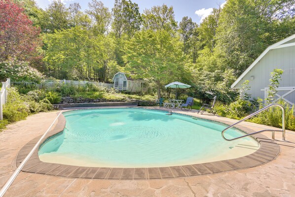 Sparrow Bush Vacation Rental | 2,200 Sq Ft | 5BR | 2.5BA | Stairs Required