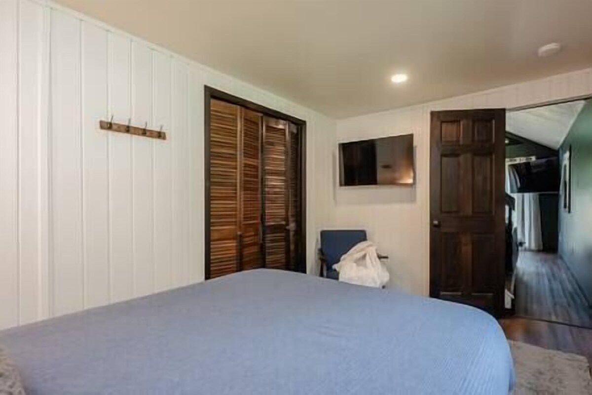 Creekside Hideaway Cabin
