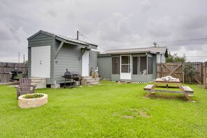 Private Backyard | Fire Pit | Charcoal Grill