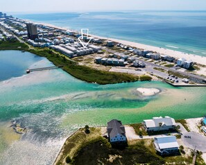 Perfectly located with quick access to both the beach and the lagoon. 3 min walk