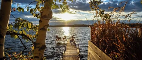 Quai avec à votre disposition un canot, 2 kayaks pour adulte et 2 pour enfant