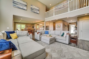 Living Room | 1st Floor | Central Heating & A/C | Smart TV | Free WiFi